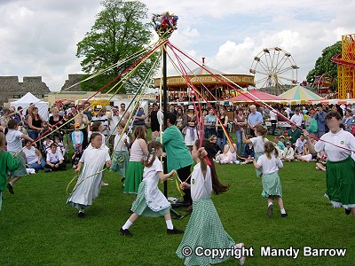 image: maypole
